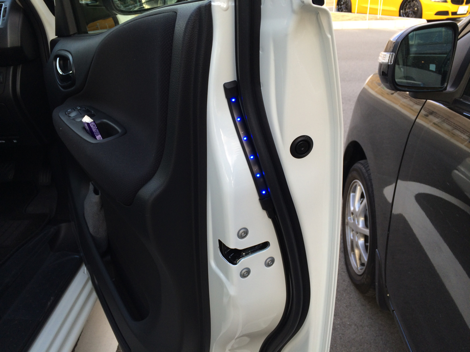青色テープLEDを使ったドア開閉連動セーフティイルミネーション: 日産セレナC26（後期）の情報あれこれブログ